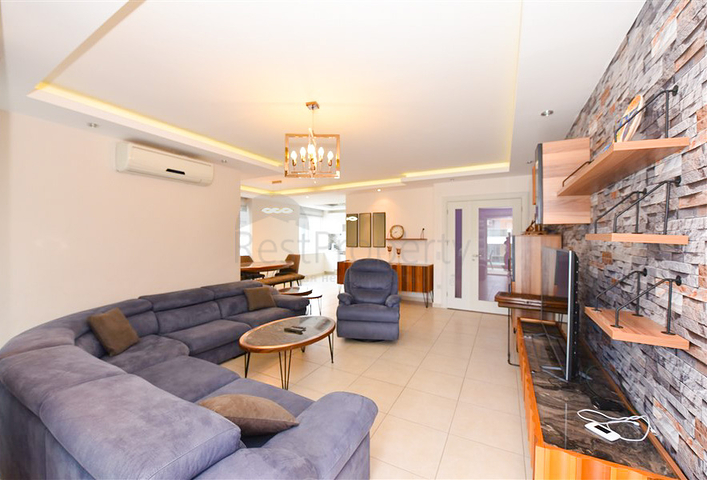 Простора квартира 4 + 1 в районі Авсаллар