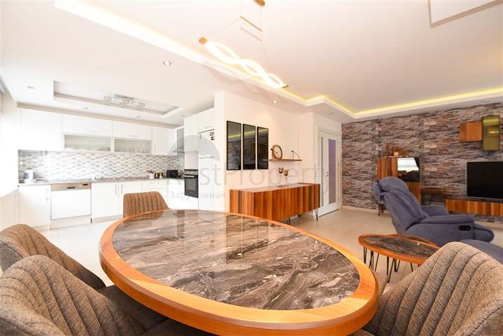 Простора квартира 4 + 1 в районі Авсаллар