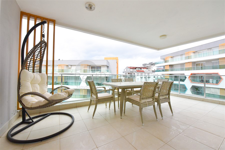 Простора квартира 4 + 1 в районі Авсаллар