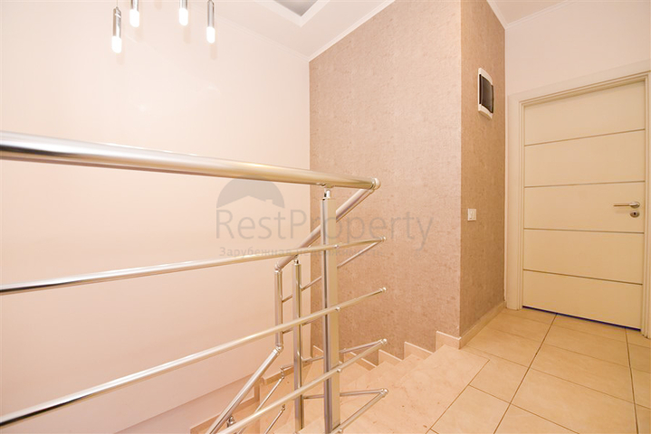 Простора квартира 4 + 1 в районі Авсаллар