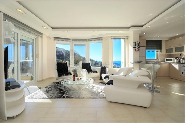 Пентхаус 3+1 з приголомшливим видом на море в мальовничому районі Бекташ