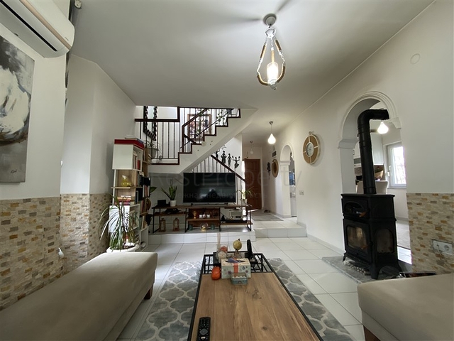 Простора вілла 3 + 1 в 250м від моря в районі Конакли