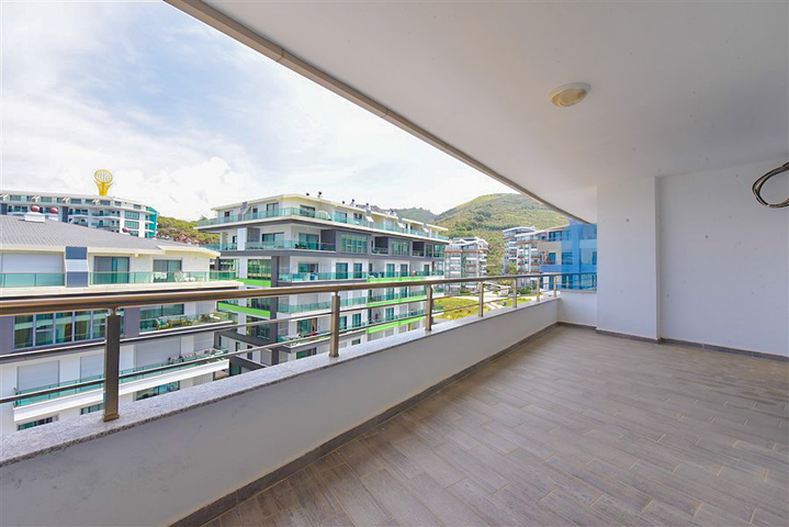 Розкішний пентхаус з видом на Середземне море в районі Каргиджак