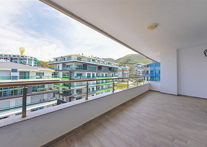 Розкішний пентхаус з видом на Середземне море в районі Каргиджак