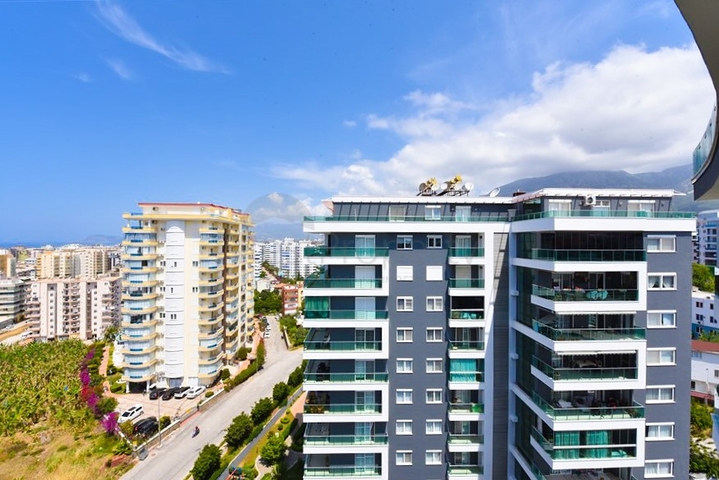 Простора пентхаус 3 + 1 в районі Махмутлар