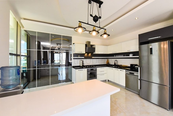 Простора пентхаус 3 + 1 в районі Махмутлар