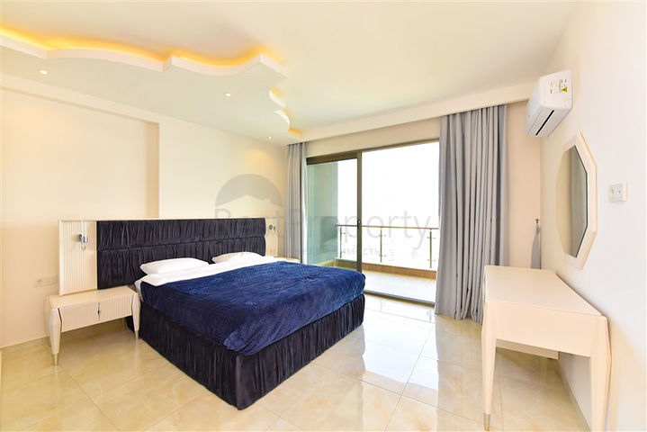 Простора пентхаус 3 + 1 в районі Махмутлар