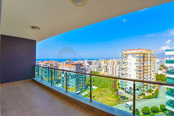 Простора пентхаус 3 + 1 в районі Махмутлар