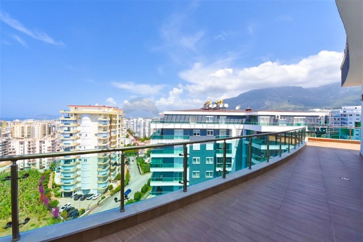 Простора пентхаус 3 + 1 в районі Махмутлар