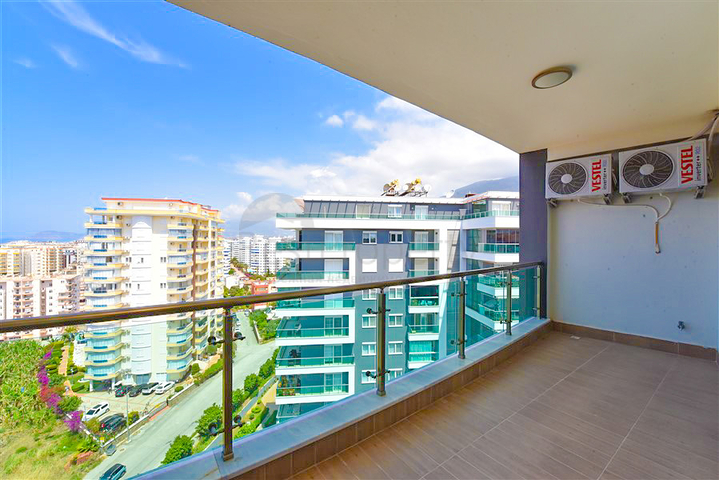 Простора пентхаус 3 + 1 в районі Махмутлар