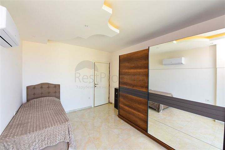 Простора пентхаус 3 + 1 в районі Махмутлар