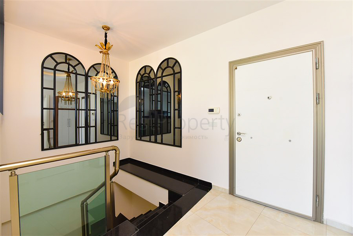 Простора пентхаус 3 + 1 в районі Махмутлар