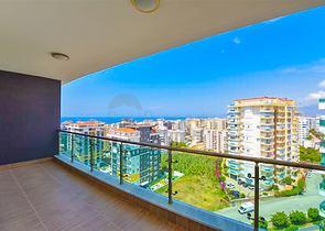 Простора пентхаус 3 + 1 в районі Махмутлар