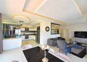 Простора пентхаус 3 + 1 в районі Махмутлар