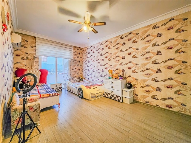 Мебльований пентхаус 4+1 в одному з житлових комплексів Махмутлара