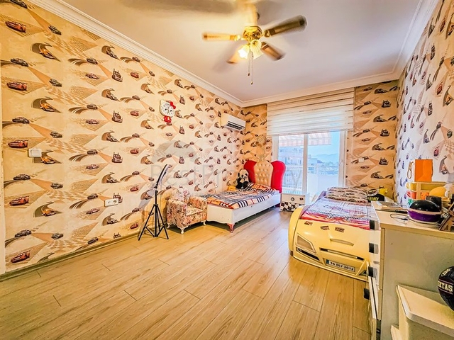 Мебльований пентхаус 4+1 в одному з житлових комплексів Махмутлара