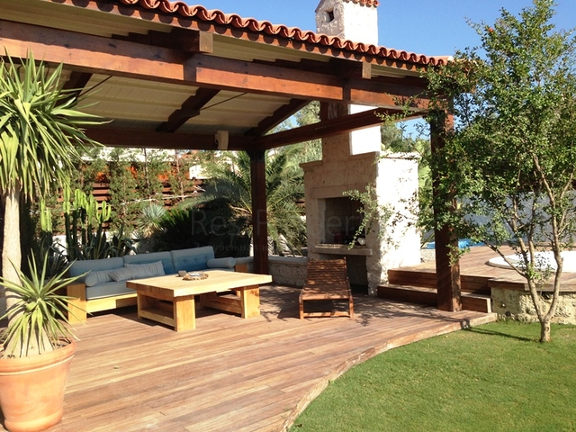 Вілла з великою ділянкою із зеленим садом в Алачати