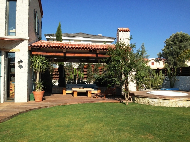 Вілла з великою ділянкою із зеленим садом в Алачати