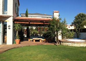 Вілла з великою ділянкою із зеленим садом в Алачати