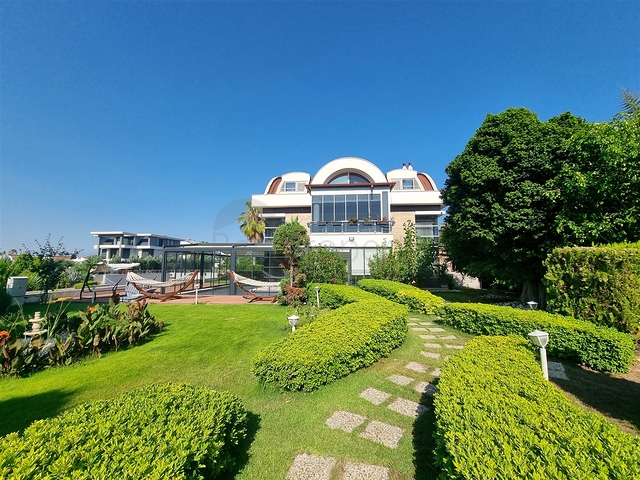 Вілла планування 4 + 1 в мікрорайоні Кадріє - Анталія 