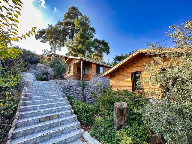 На продаж виставлений готель, що включає 20 номерів і 10 бунгало в мальовничому районі Коньяалти-Анталія  