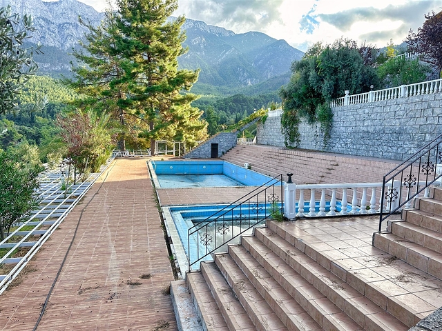 На продаж виставлений готель, що включає 20 номерів і 10 бунгало в мальовничому районі Коньяалти-Анталія  