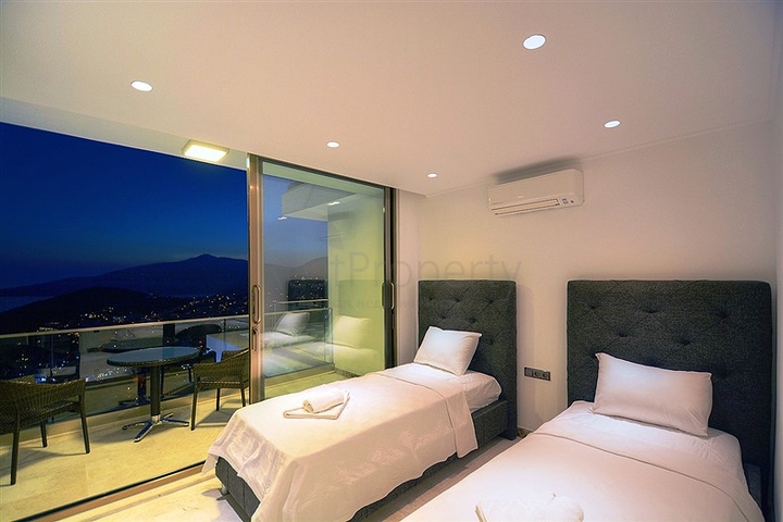 Приватна вілла 5 + 1 у Калкані з видом на море та острови