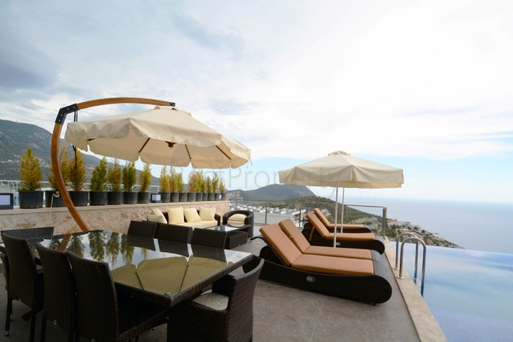 Чарівна вілла з видом на море в Калкані