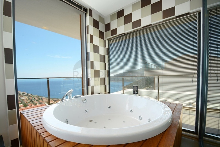 Чарівна вілла з видом на море в Калкані