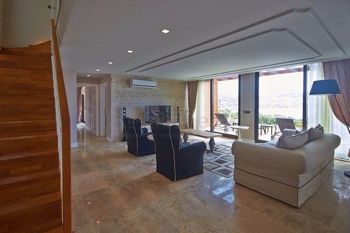 Вілла 4 + 1 з видом на море в Калкані