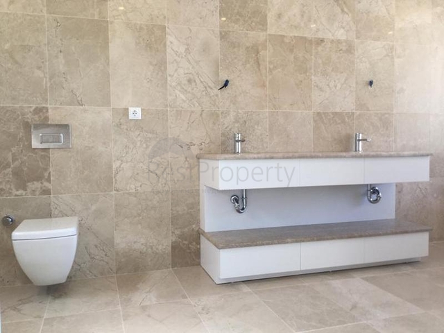 Сучасна вілла з видом на море в Калкані