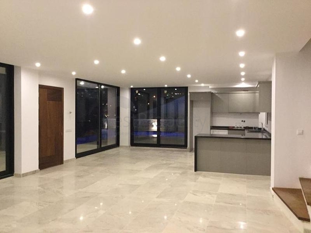 Сучасна вілла з видом на море в Калкані