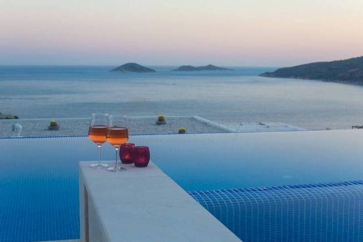 Сучасна вілла з видом на море в Калкані