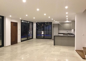 Сучасна вілла з видом на море в Калкані