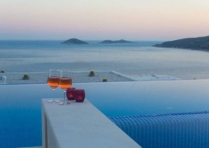 Сучасна вілла з видом на море в Калкані