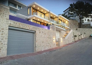 Сучасна вілла з видом на море в Калкані