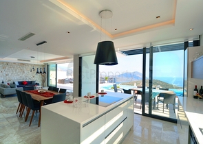 Чудова вілла з видом на море в Калкані