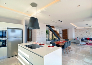 Чудова вілла з видом на море в Калкані