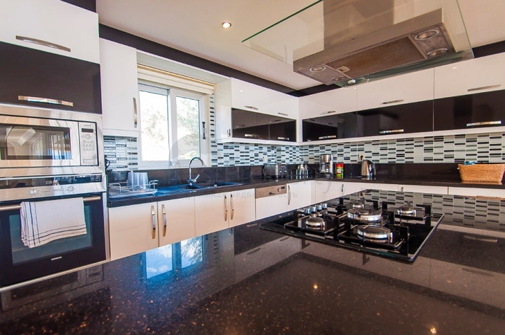 Дивовижна вілла з видом на море в Калкані, Анталія