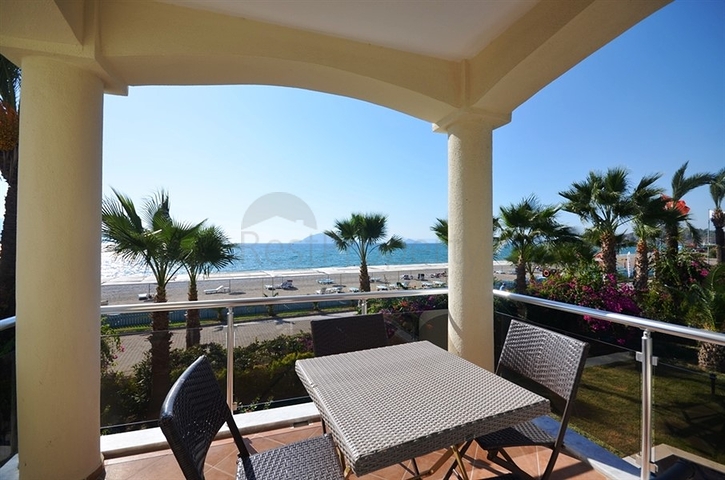 Вілла з власним пляжем і прямим видом на море