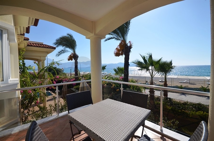 Вілла з власним пляжем і прямим видом на море