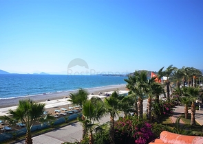 Вілла з власним пляжем і прямим видом на море