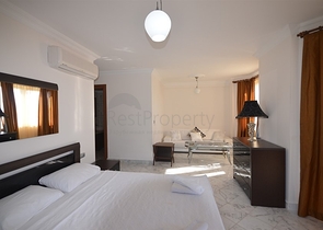 Вілла з власним пляжем і прямим видом на море