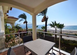 Вілла з власним пляжем і прямим видом на море