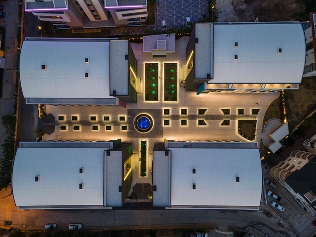 Бізнес-центр в районі, що розвивається Оба