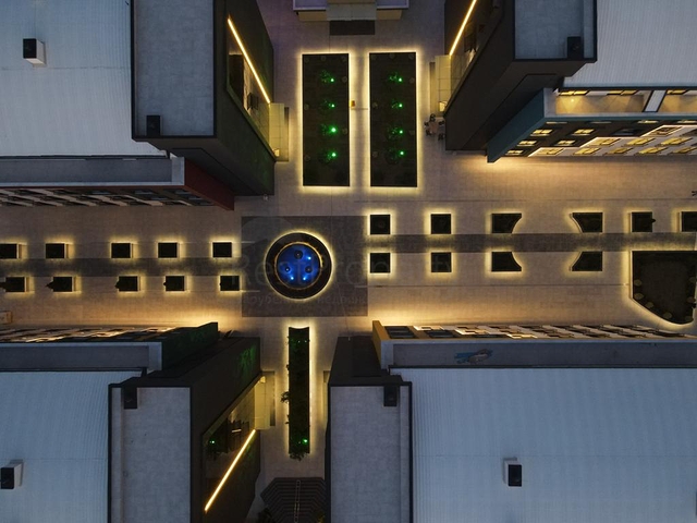 Бізнес-центр в районі, що розвивається Оба