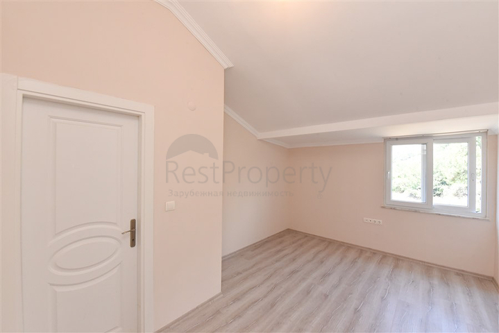 Великий пентхаус 4 + 1 площею 165 м2