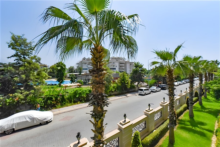 Трикімнатна квартира з євро ремонтом, видом на море і критим паркінгом