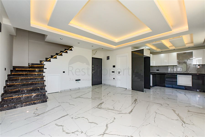 Трикімнатний пентхаус з видом на хвойні ліси і Середземне море