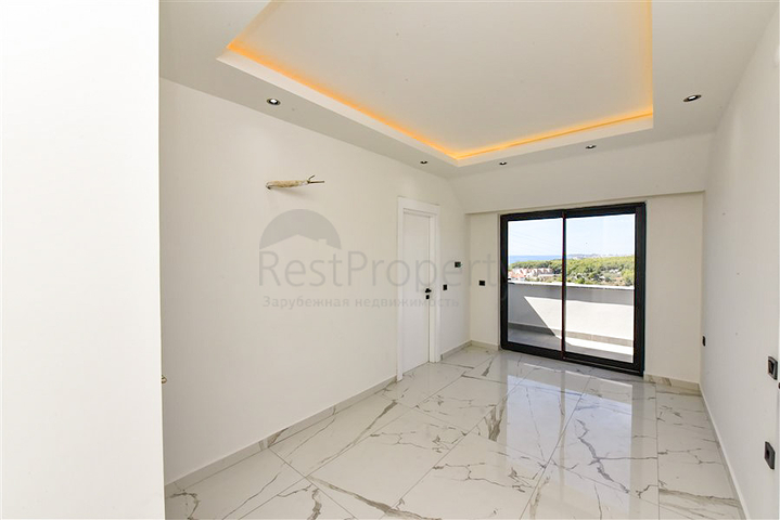 Трикімнатний пентхаус з видом на хвойні ліси і Середземне море